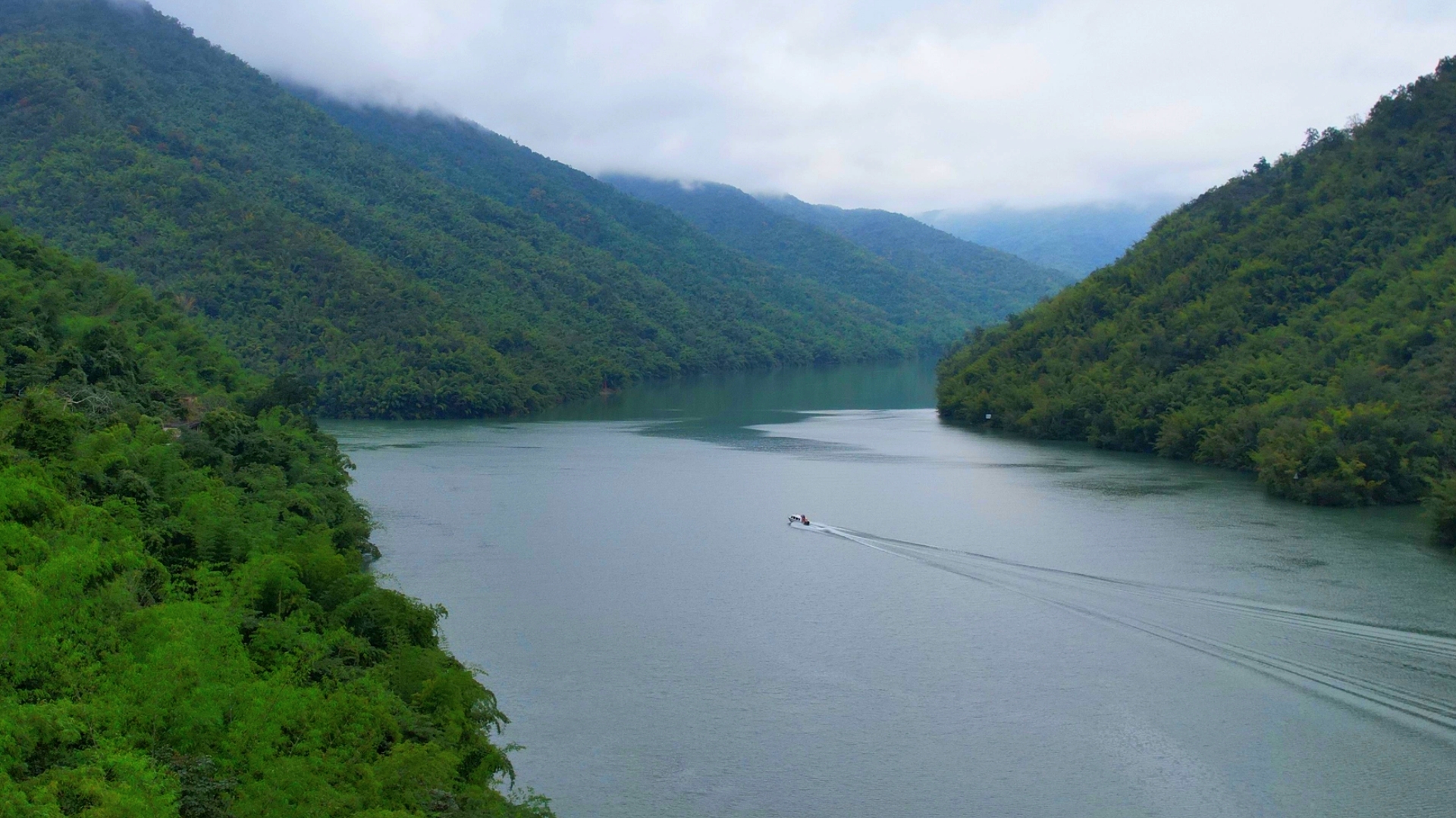 游艇沿澜沧江驶入澜归谷基地·水上自然课