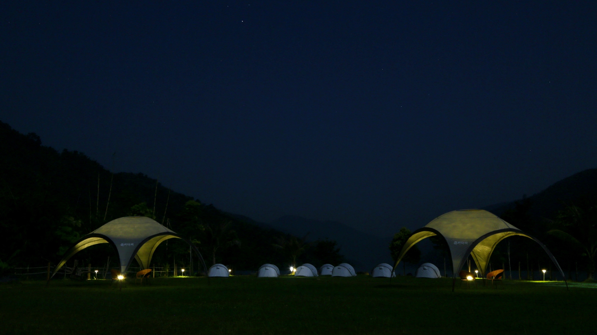澜归谷雨林探索基地·三面环水半岛江边草坪营地